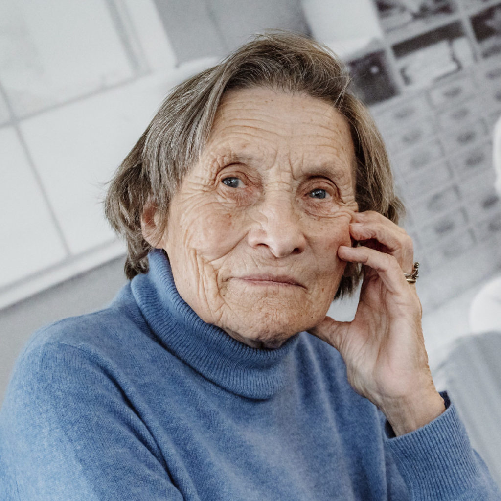 Die Schwester vom Spiegel-Gründer Rudolf Augstein, Dr. Ingeborg Villwock, sitzt vor einem Bild von Rudolf Augstein