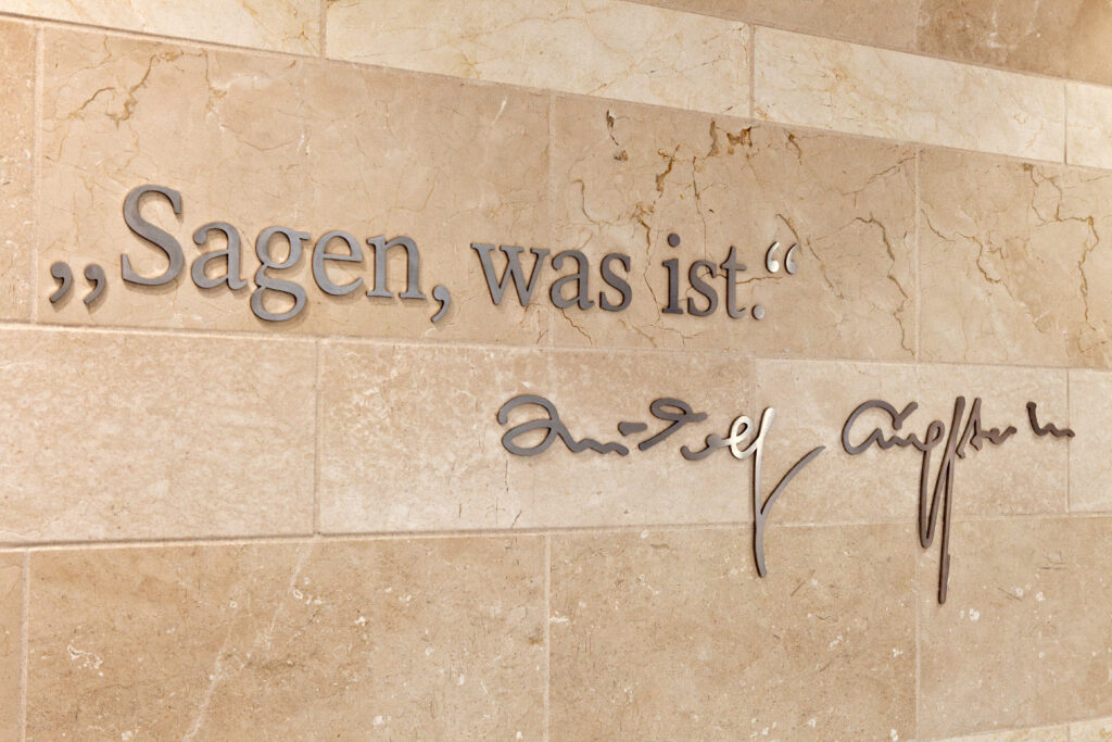 Schriftzug "Sagen, was ist" von Rudolf Augstein im Atrium des SPIEGEL-Gebäudes an der Ericusspitze in Hamburg